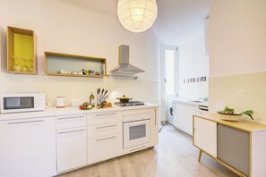 Full-size fridge, microwave, oven, stovetop - Appartamento di Tommaso (Desenzano del Garda)