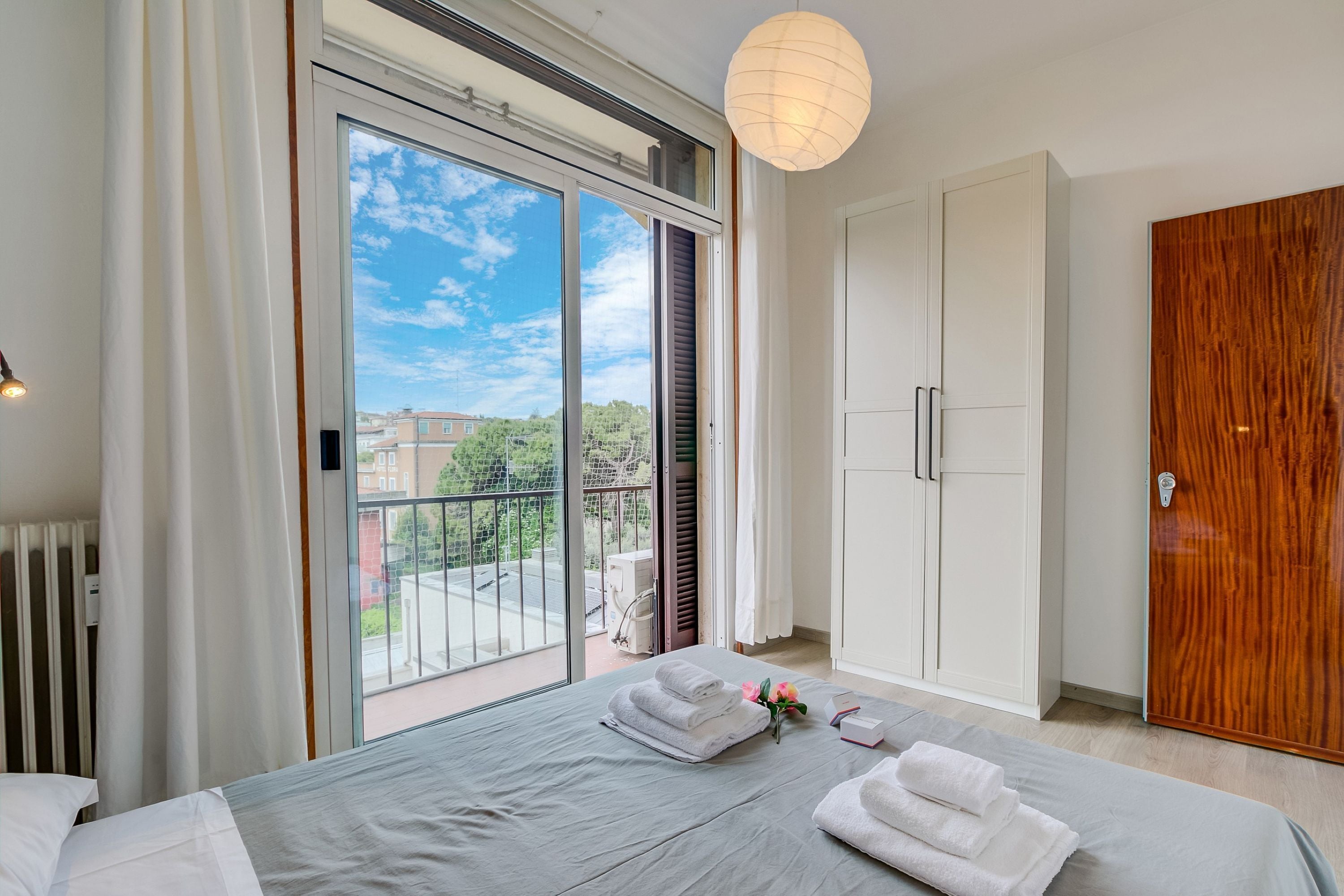 1 habitación, tabla de planchar con plancha y ropa de cama 