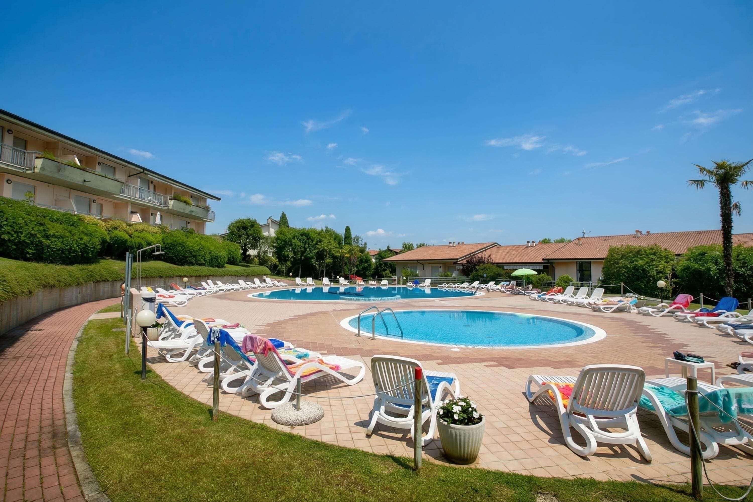 Appartamento familiare, 1 camera da letto, microonde (Casa Kristall Lago - Walk to Lake 1BR) | Piscina | Piscina stagionale all'aperto