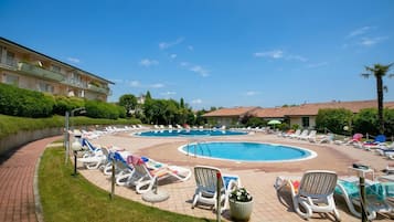 Appartamento familiare, 1 camera da letto, microonde (Casa Kristall Lago - Walk to Lake 1BR) | Piscina | Piscina stagionale all'aperto