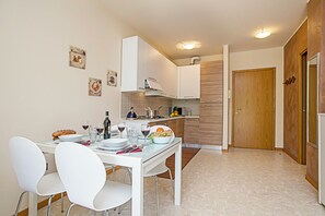 Familie appartement, 1 slaapkamer, magnetron (Casa Kristall Lago) | Privékeuken | Een koelkast met diepvriezer, een microgolfoven, een oven, een kookplaat