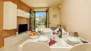 Familieleilighet, 1 soverom, mikrobølgeovn (Casa Kristall Lago - Walk to Lake 1BR) | Spiseområde
