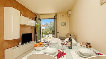 Appartement Familial, 1 chambre, four à micro-ondes (Casa Kristall Lago - Walk to Lake 1BR) | Restauration