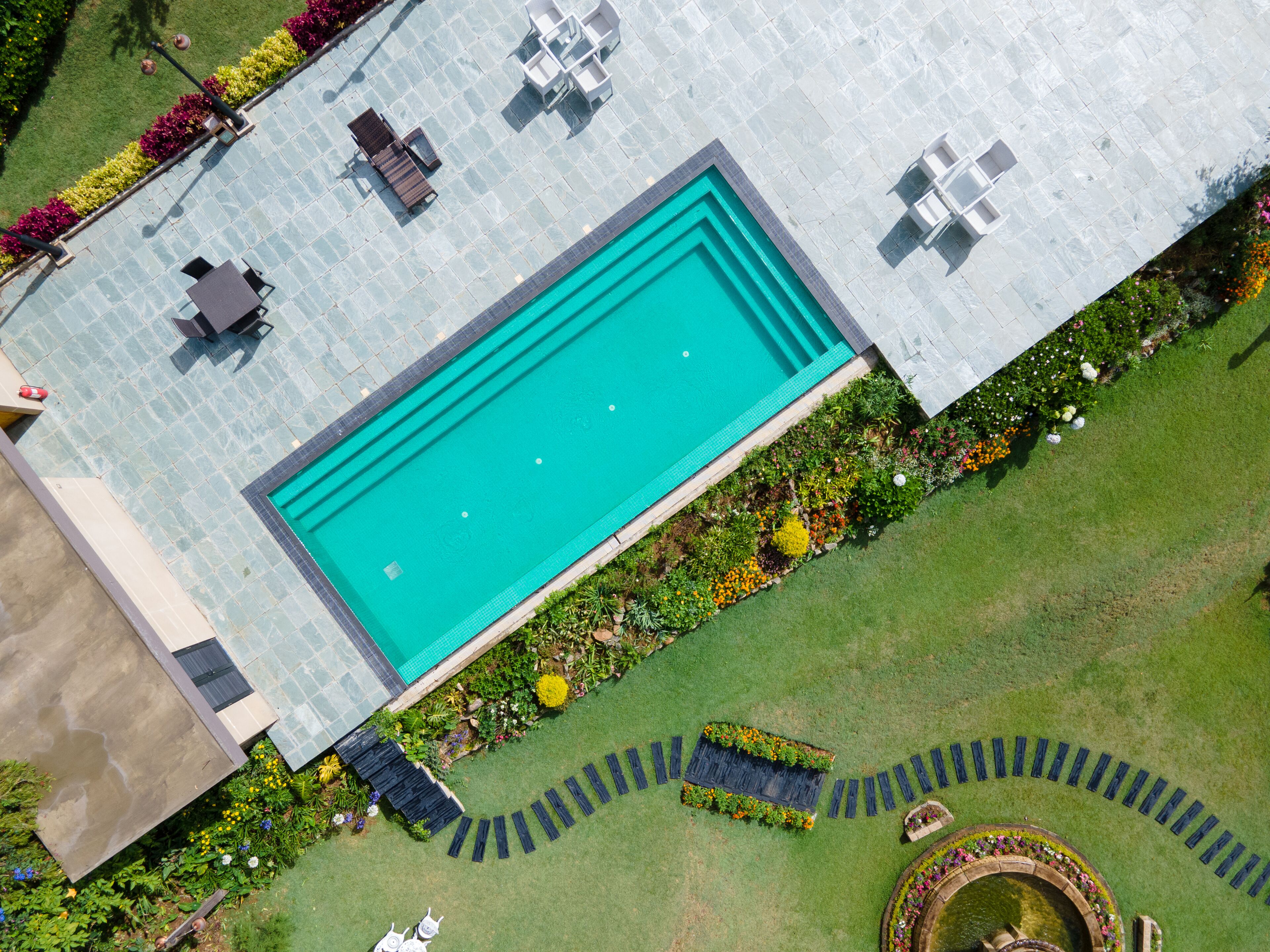 Een buitenzwembad, een verwarmd zwembad en parasols bij het zwembad