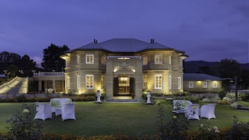 Bagian depan properti - sore/malam