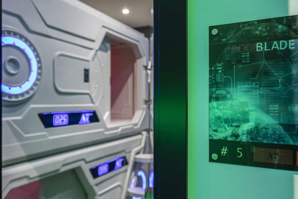 Un panel de control futurista con luces azules iluminadas y una pantalla digital.