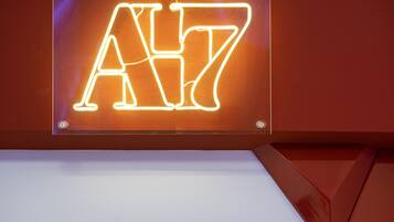 Un letrero de neón con las letras 'A7' en una pared.