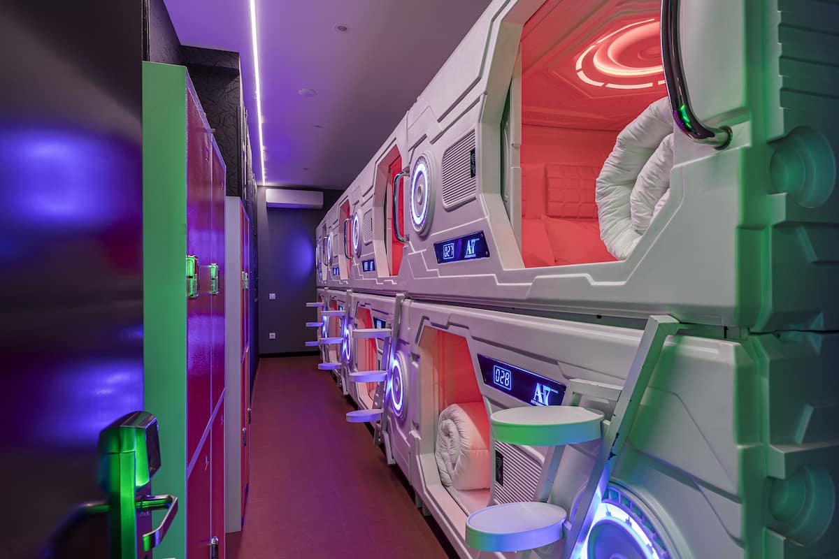 Una hilera de cámaras tipo spa, cada una con un panel de control individual y una pantalla digital.