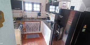 Réfrigérateur, plaque de cuisson, cafetière/bouilloire, grille-pain