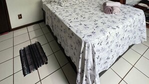 Een slaapkamer met een bed, een kledingkast en een airconditioner.