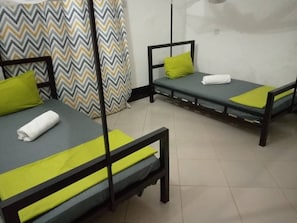 Habitación estándar con 2 camas individuales | Wifi gratis y ropa de cama