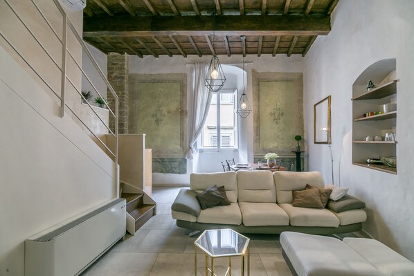 Living area - Historical and luxury house in one of the most famous square of the centre! (Firenze)