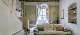 Historical and luxury house in one of the most famous square of the centre!