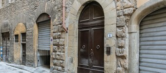 Historical and luxury house in one of the most famous square of the centre!