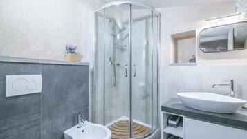 Secador de pelo, bidet, toallas