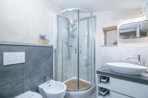 Asciugacapelli, bidet, asciugamani