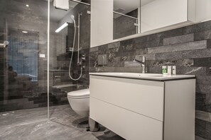 Apartamento, 2 habitaciones | Baño | Ducha, artículos de higiene personal gratuitos y secador de pelo