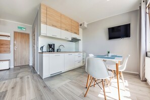 Departamento (17) | Cocina privada | Refrigerador, parrilla de estufa y tetera eléctrica 
