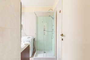 Dusche, Bidet, Handtücher, Shampoo