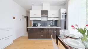 Apartament (10/25) | Cocina privada | Refrigerador, parrilla de estufa, cafetera y tetera y tetera eléctrica