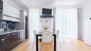 Apartament (10/25) | Private kitchen | Fridge, stovetop, coffee/tea maker, electric kettle