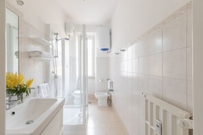 Doccia, bidet, asciugamani