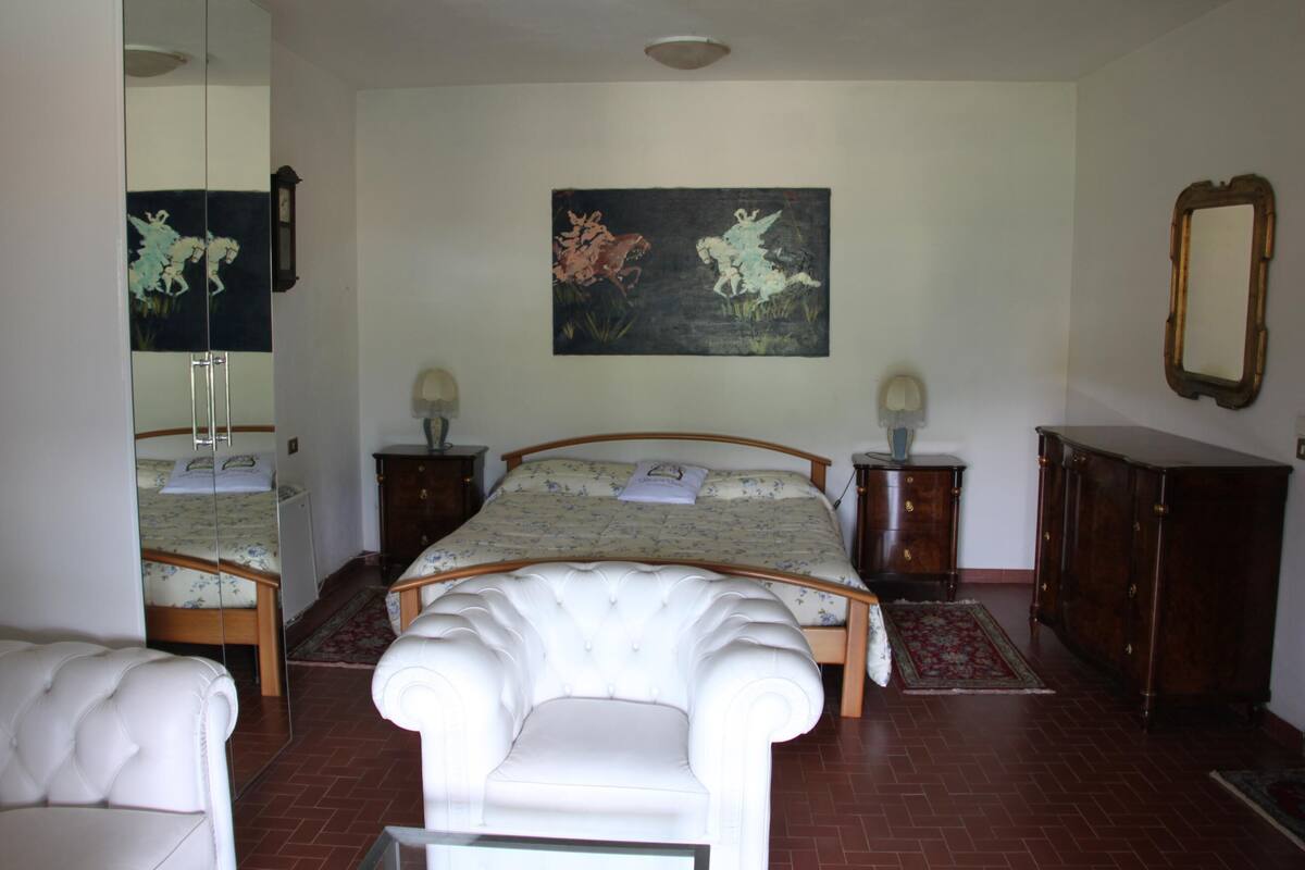 Habitación doble | Tabla de planchar con plancha, wifi gratis y ropa de cama