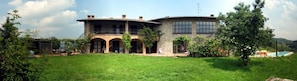 Vista frontal de la propiedad