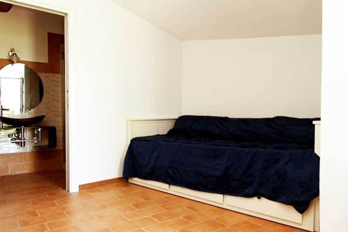 Habitación individual | Tabla de planchar con plancha, wifi gratis y ropa de cama