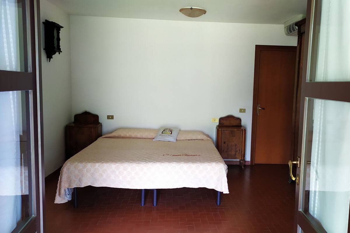 Habitación con 1 cama matrimonial o 2 individuales | Tabla de planchar con plancha, wifi gratis y ropa de cama