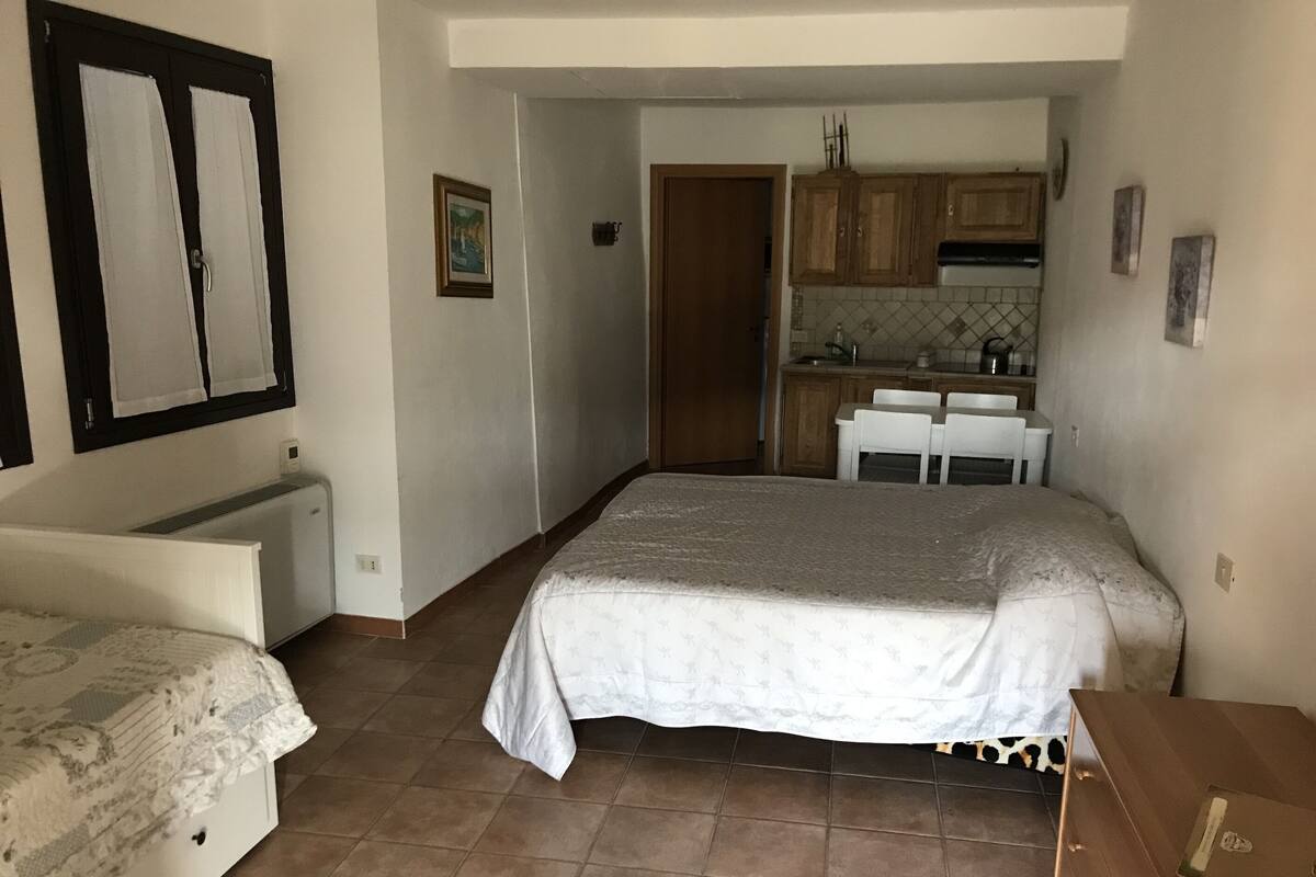 Estudio | Tabla de planchar con plancha, wifi gratis y ropa de cama