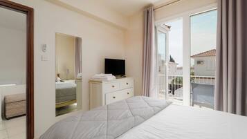 3 bedrooms, in-room safe, iron/ironing board, free WiFi