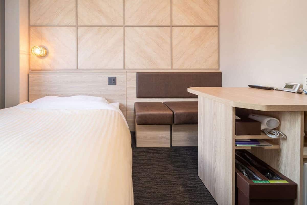 Escrivaninha, quartos à prova de som, Wi-Fi de cortesia, roupa de cama