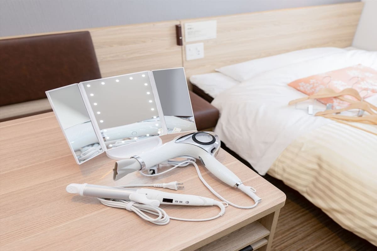 Escrivaninha, quartos à prova de som, Wi-Fi de cortesia, roupa de cama