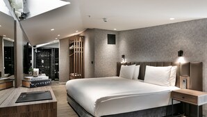 A modern bedroom with a large bed, bedside tables, a wardrobe, and a TV. - Avantgarde Urban Şişli (Istanbul)
