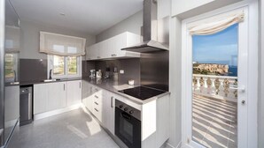Oven, dishwasher, highchair, cookware/dishes/utensils - Villa ES Macar - Exceptional sea Views Next to the Beach (Mahón)
