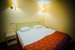 Standard Double Room | Meja, Wi-fi percuma, cadar katil 