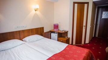 Standard Twin Room | Desk, free WiFi, bed sheets