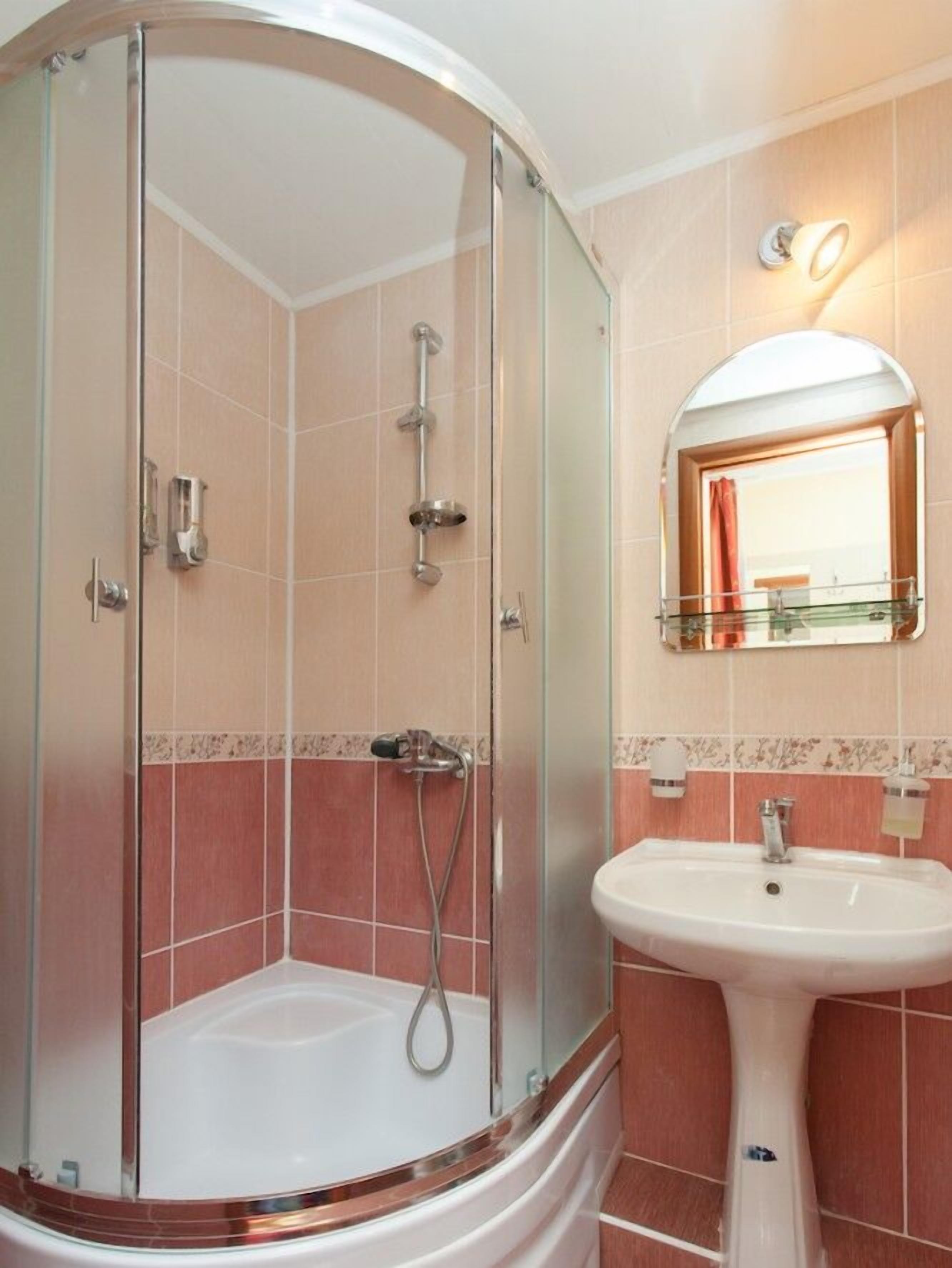 Business Double Room | Bathroom | Free toiletries, towels