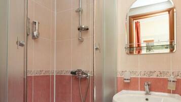 Business Double Room | Bathroom | Free toiletries, towels
