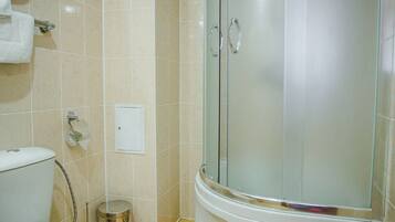 Standard Double Room | Bathroom | Free toiletries, towels