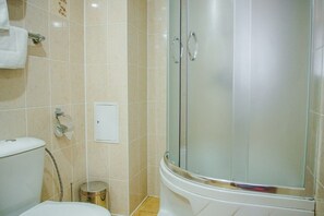 Standard Double Room | Bilik Mandi | Kelengkapan dandanan diri percuma, tuala disediakan 