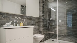 Appartement, 2 slaapkamers | Badkamer | Een douche, gratis toiletartikelen, een haardroger, handdoeken