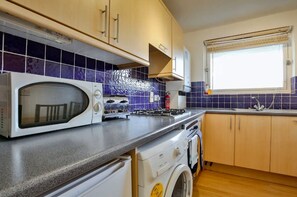 Fridge, microwave, oven, stovetop - Chi Chi Rooms Loved by Londoners (London)