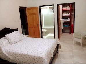 2 bedrooms, in-room safe, laptop workspace, blackout drapes - Harriet's Haven (Holetown)