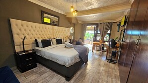 Premium bedding, desk, laptop workspace, iron/ironing board (on request) - Bosveld In Die Stad (Alberton)