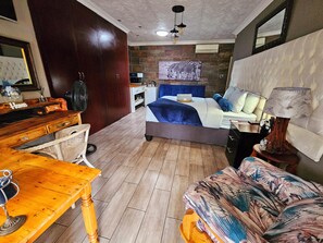 Premium bedding, individually decorated, individually furnished, desk - Bosveld In Die Stad (Alberton)