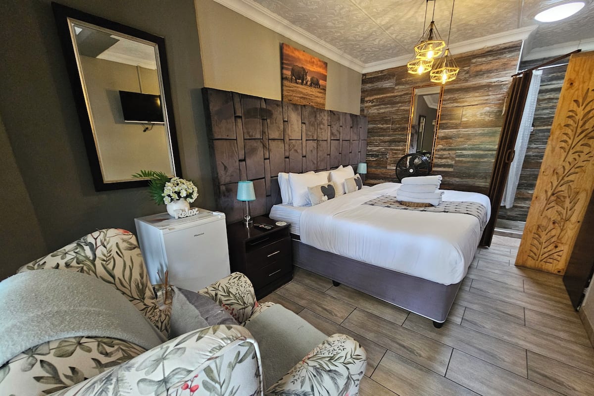 Premium bedding, individually decorated, individually furnished, desk