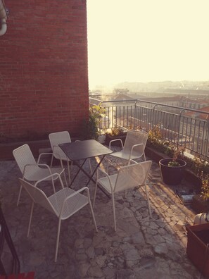 Outdoor dining - T2 Terrace with superb view of Lyon Center (Lyon)