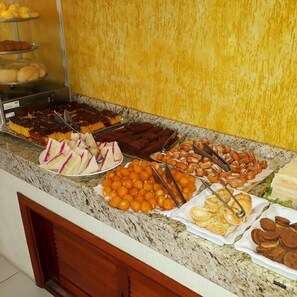 Café da manhã com buffet grátis todos os dias